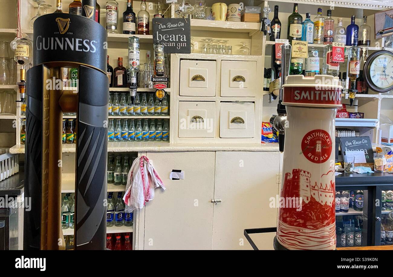 Das Innere von Helen's Bar in Tuoist, County Kerry, Irland, ein bekanntes Restaurant und Bed and Breakfast Veranstaltungsort. - Smartphone-aufgenommenes Stockfoto