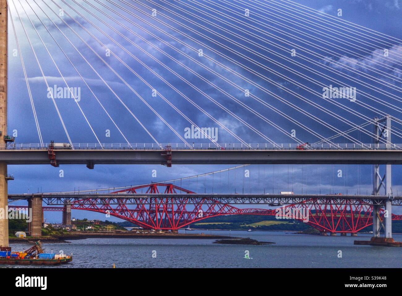 Queensferry Crossing, Forth Road Bridge und Forth Bridge über den River Forth in Edinburgh, Schottland. Stockfoto