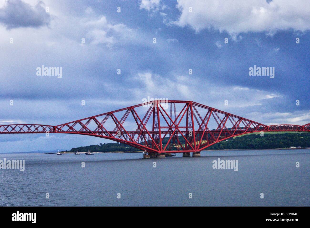 Forth Brücke über den Fluss Forth in Edinburgh, Schottland. Stockfoto