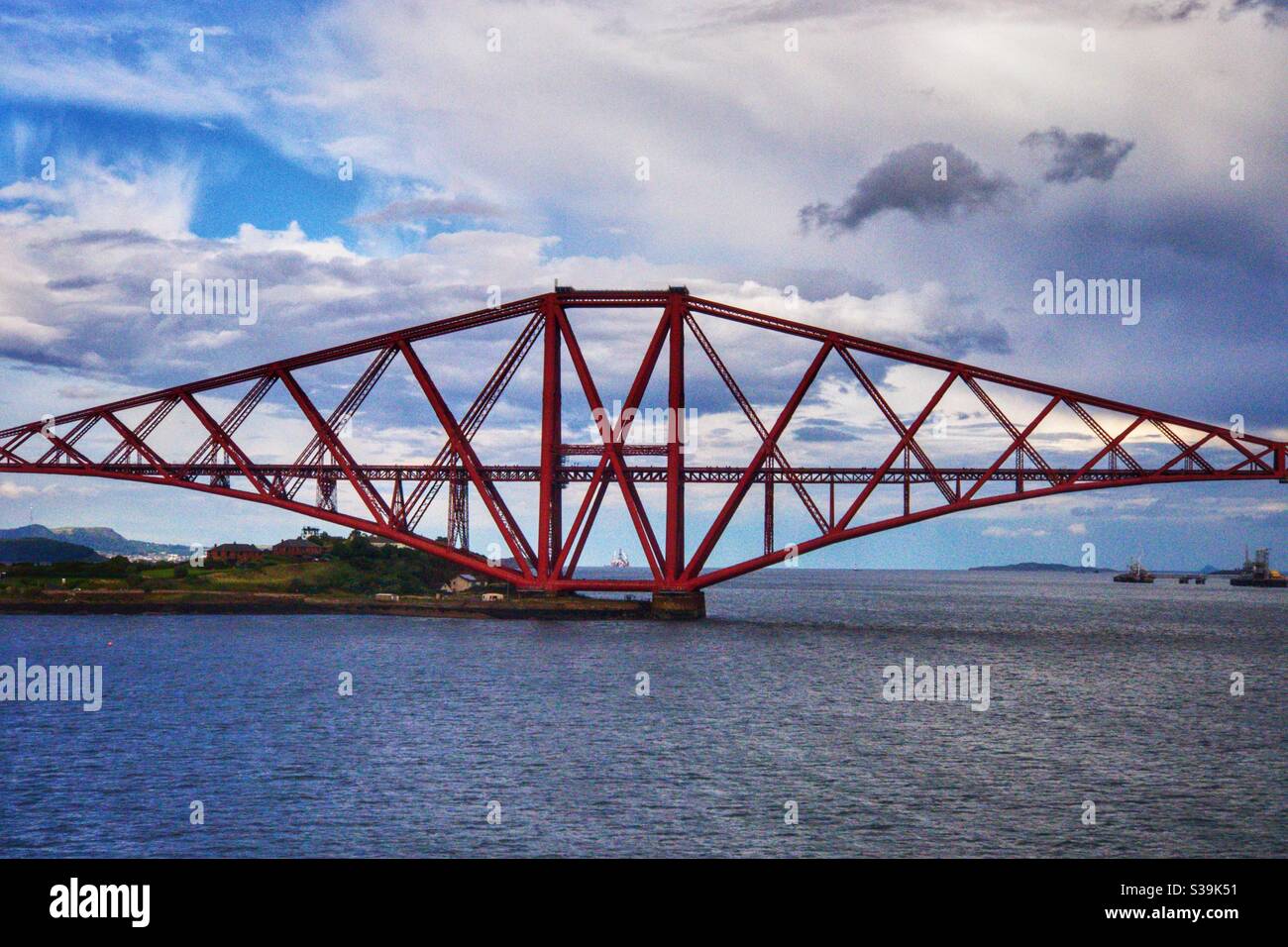 Forth Brücke über den Fluss Forth in Edinburgh, Schottland. Stockfoto