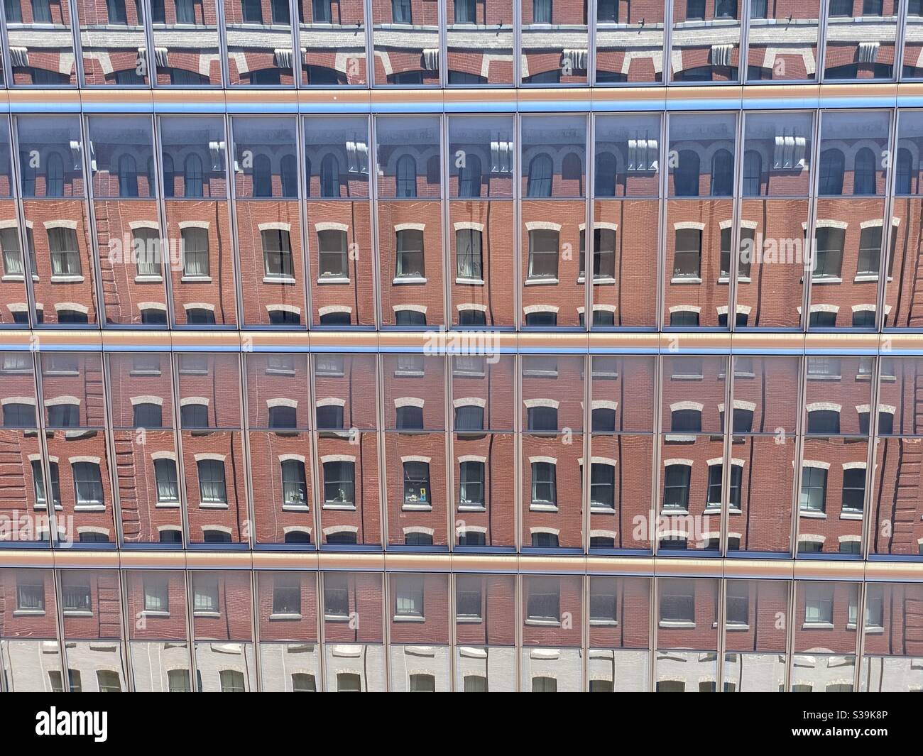 Stadt-Reflexionen - Smartphone-aufgenommenes Stockfoto