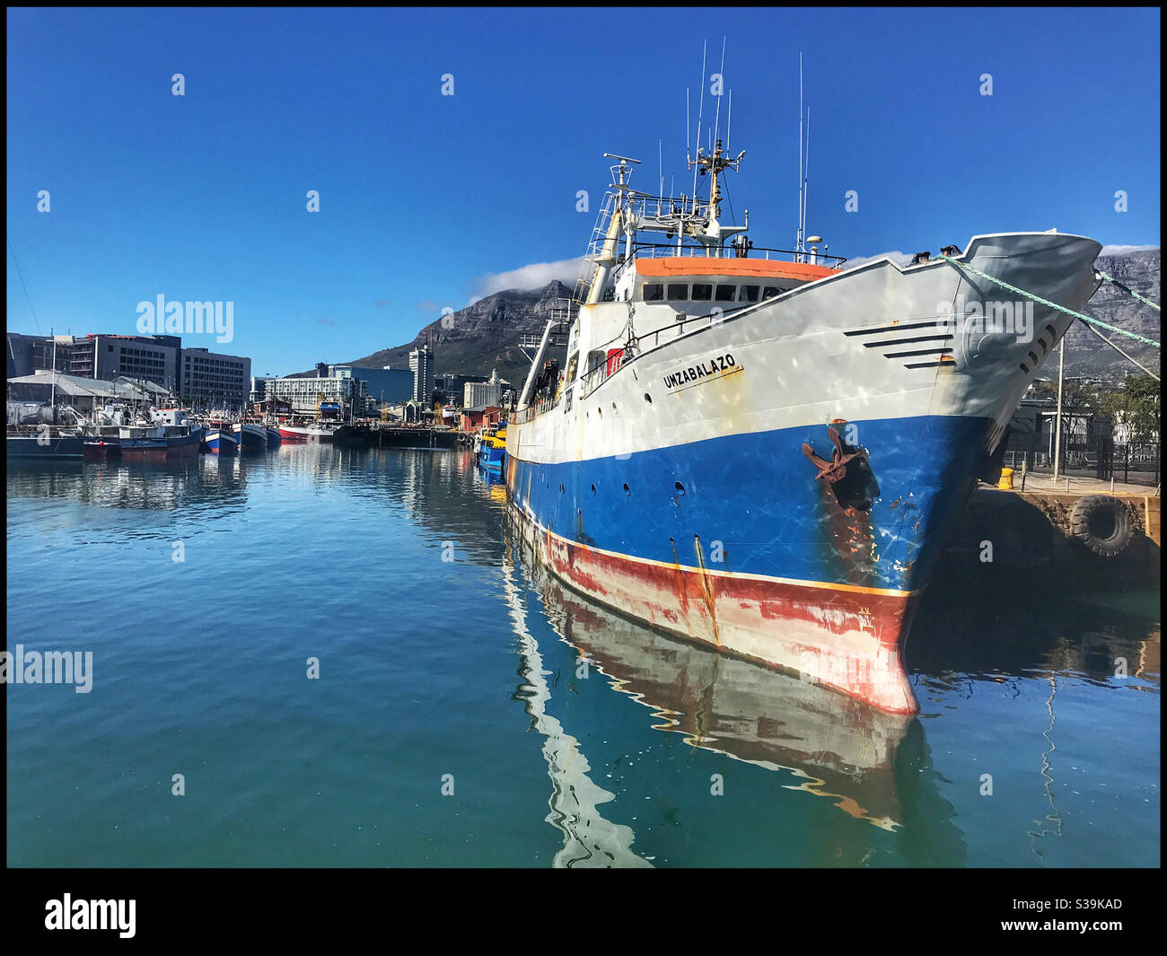 Die Boote dockten an der V&A Waterfront, Kapstadt, Südafrika. Stockfoto