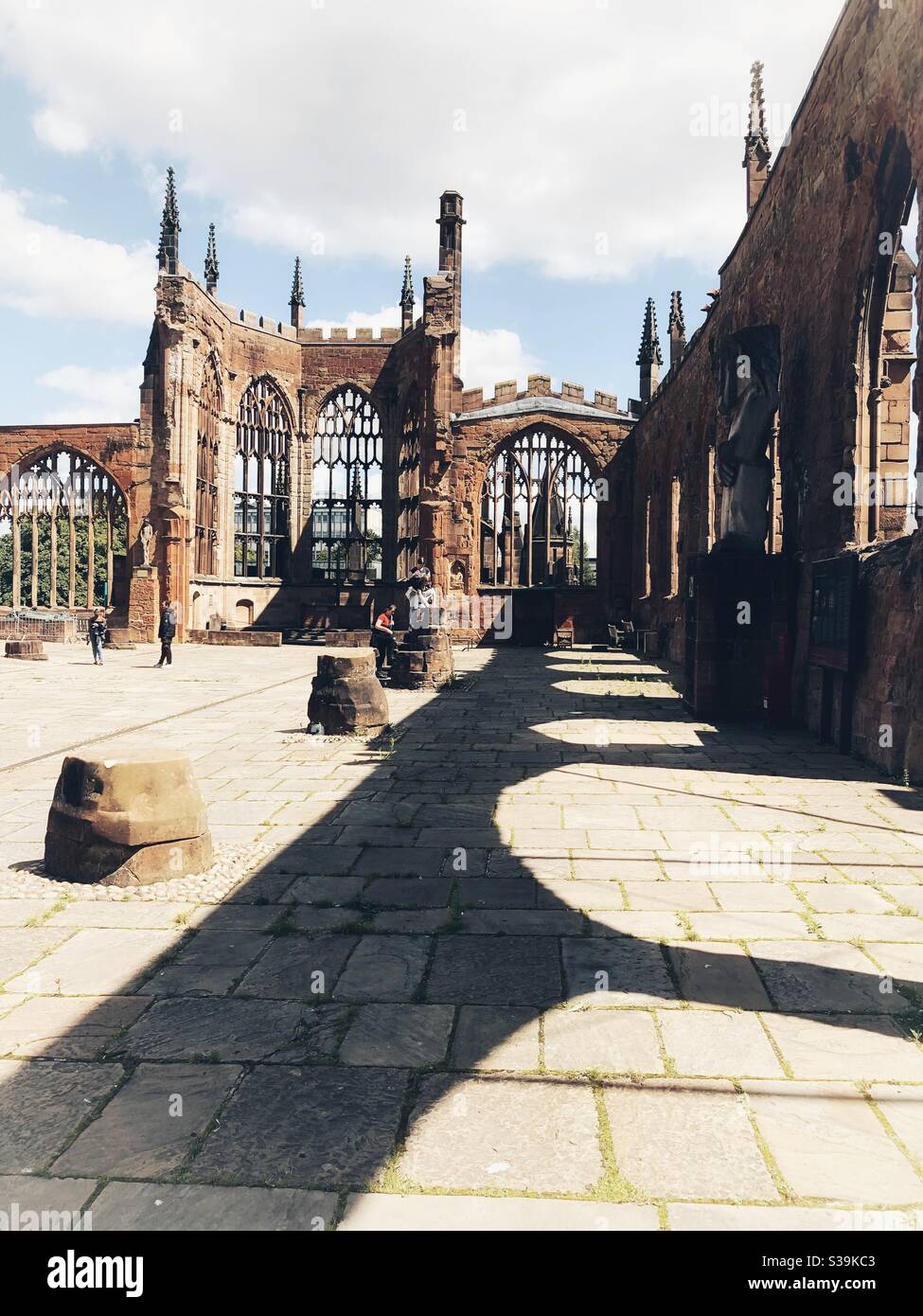 Die Kathedrale von Coventry, die Kathedrale St. Michael, wurde während des Zweiten Weltkriegs bombardiert. - Smartphone-aufgenommenes Stockfoto