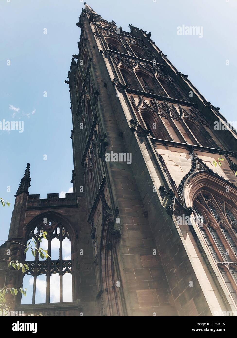 Die Kathedrale von Coventry, die Kathedrale St. Michael, wurde während des Zweiten Weltkriegs bombardiert. - Smartphone-aufgenommenes Stockfoto
