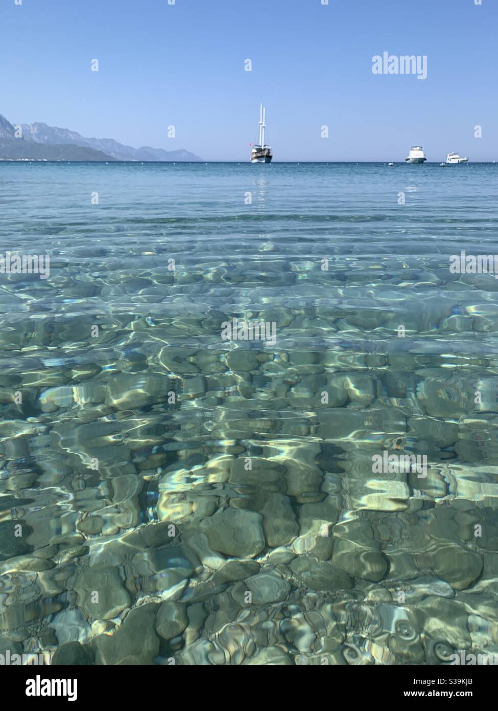 Klares Wasser in der Mondscheinbucht in Kemer Stockfoto