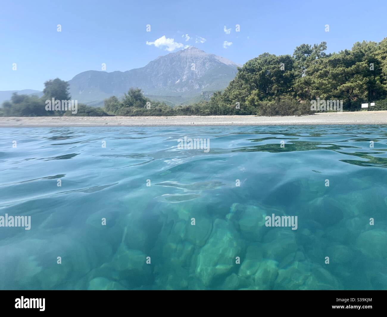 Blick auf Tahtali Mointain vom Phaeselis Beach mit türkisfarbenem Wasser Stockfoto