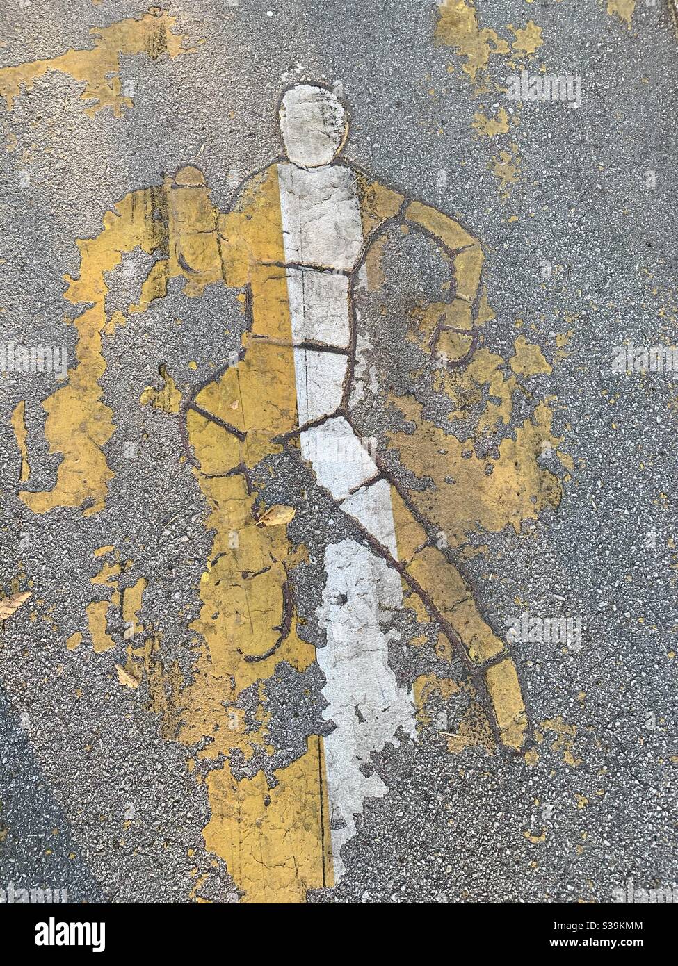 Verblassenes Bild einer Person, die auf dem Bürgersteig läuft Stockfoto