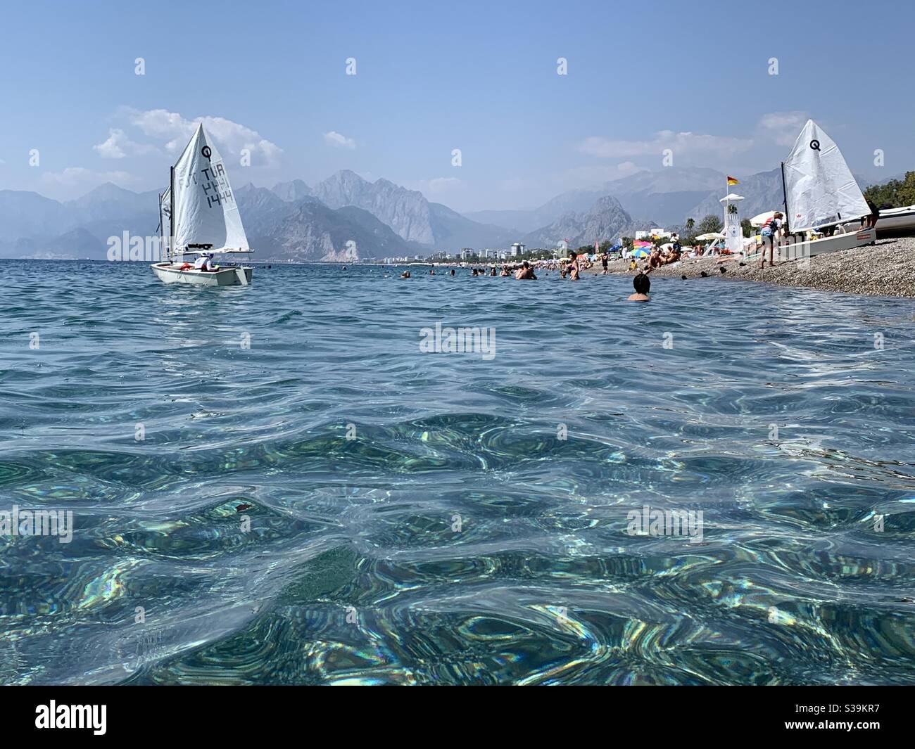 Segeln am Strand von Konyaaltı türkei Stockfoto
