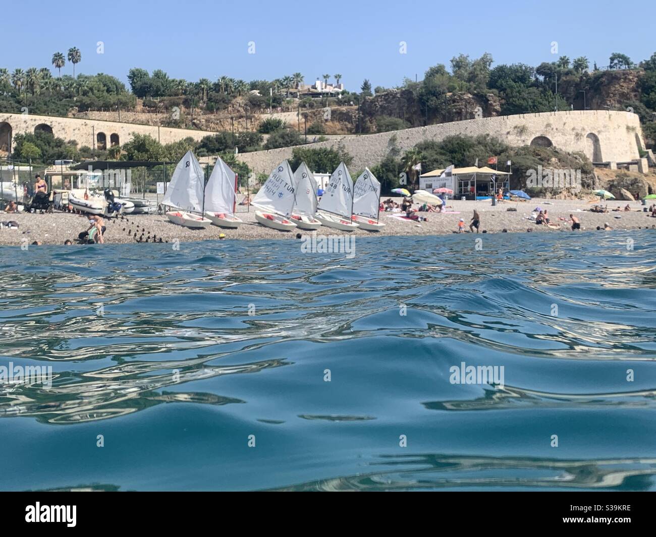 Blick auf den Strand von Konyaaltı vom Wasser aus Stockfoto