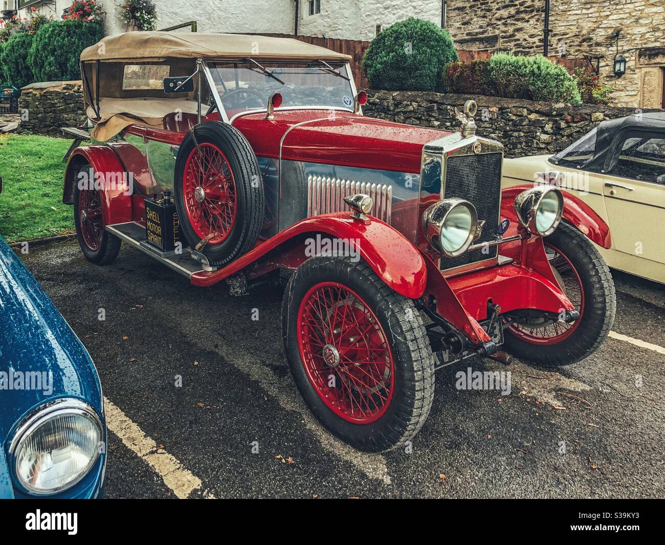 Ein roter Klassiker MG Auto, Oldtimer - Smartphone-aufgenommenes Stockfoto
