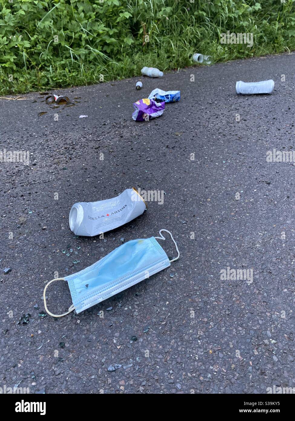 August 2020 - Zeichen der COVID-Zeiten, Gesichtsmaske Müll oder Müll - Smartphone-aufgenommenes Stockfoto