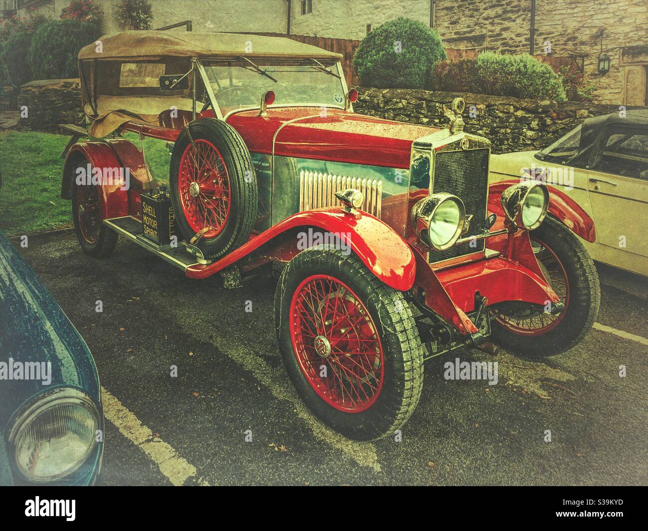 Ein roter Klassiker MG Auto, Oldtimer - Smartphone-aufgenommenes Stockfoto