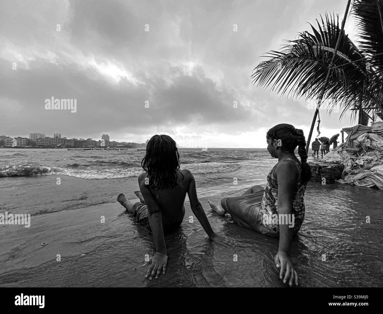 Kinder genießen die Flut während des Monsuns in mumbai. Stockfoto