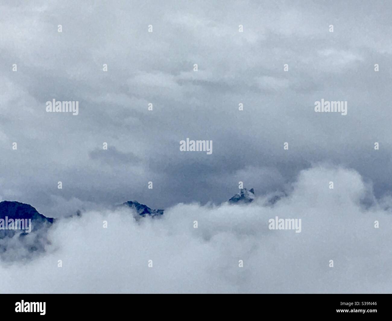 Schlechtes Wetter graue Wolken vor Regen in savoy Bergen in alpen, Textur Hintergrund Stockfoto