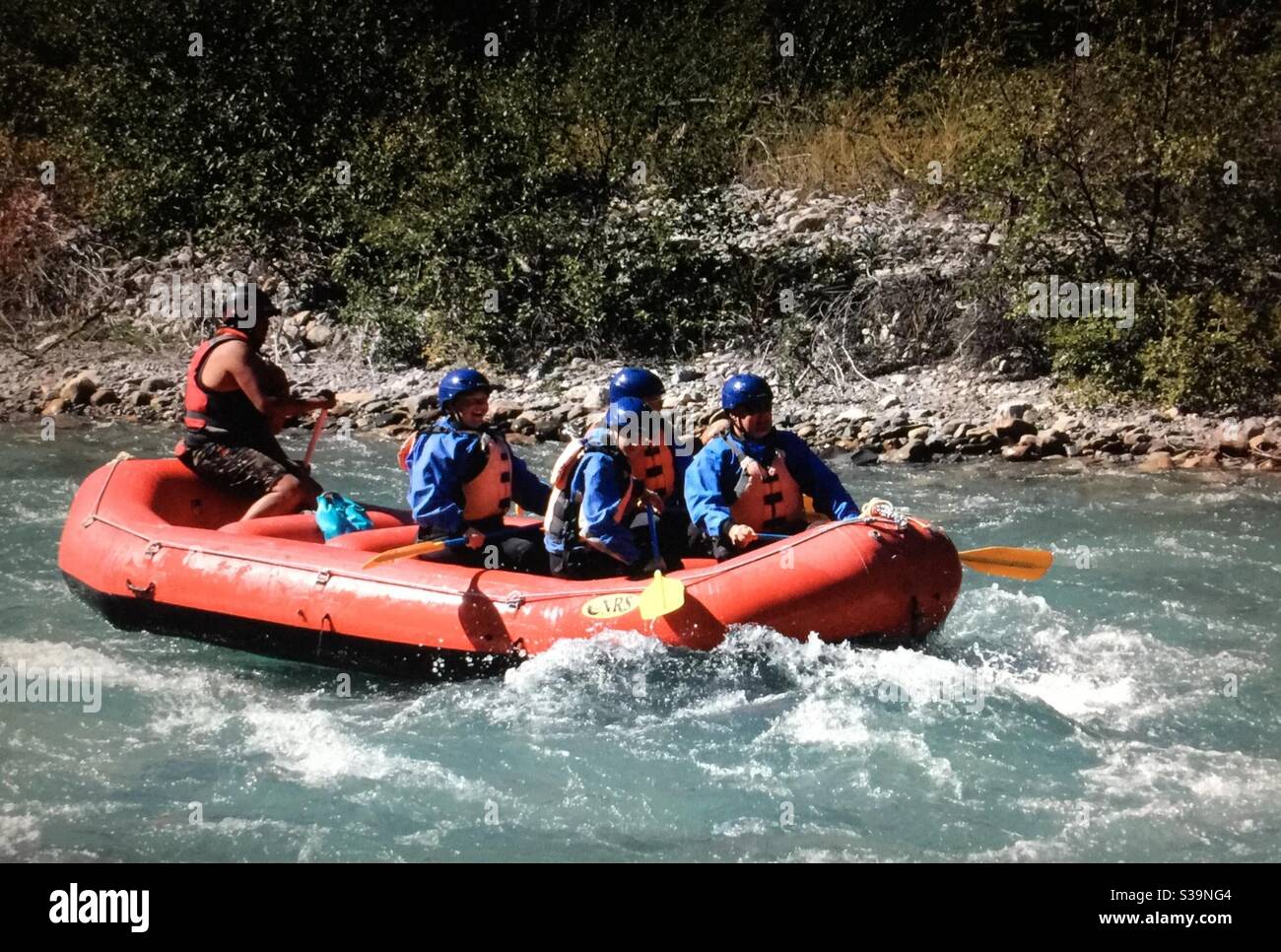 Reisen nach Alberta, Wildwasser-Rafting, Kananaskis River, Peter Lougheed Park, Kananaskis Country. Alberta, Wildnis, fit bleiben, aktiv sein, Sport treiben - Smartphone-aufgenommenes Stockfoto