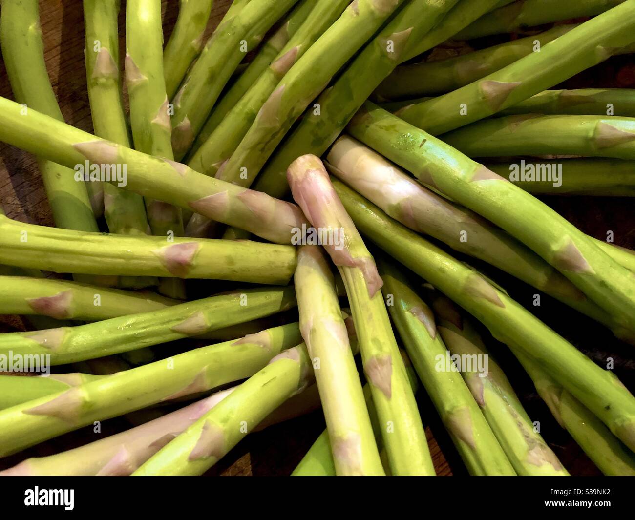 Ein Detail eines Bündels von Spargelstielen in einem Muster. Stockfoto