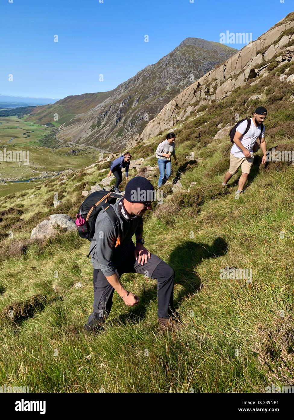 Freunde wandern auf einen Berg bei einem Aufenthalt in Snowdonia, Wales. Stockfoto