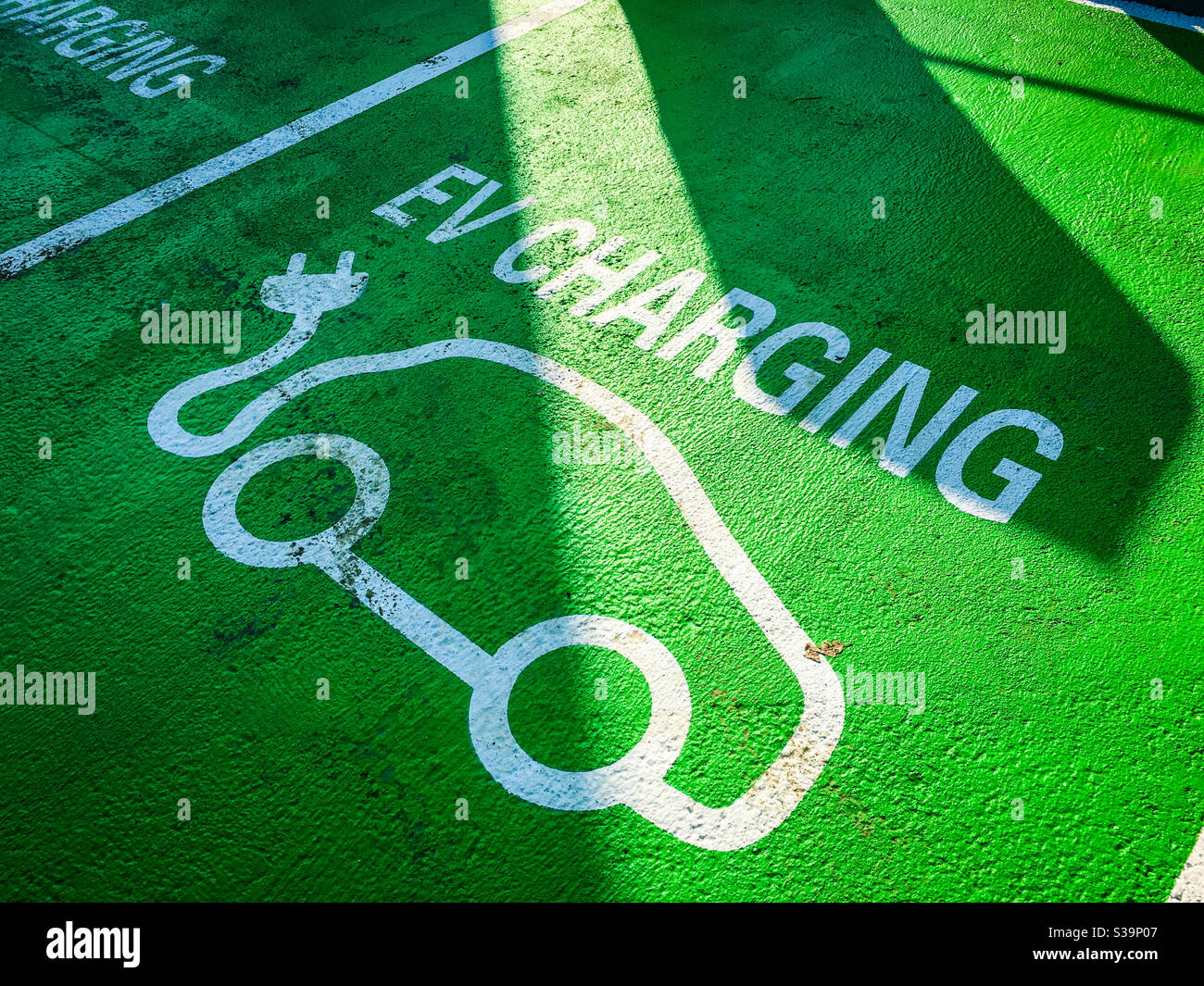 Ladestation für Elektrofahrzeuge an einer BP-Tankstelle. - Smartphone-aufgenommenes Stockfoto