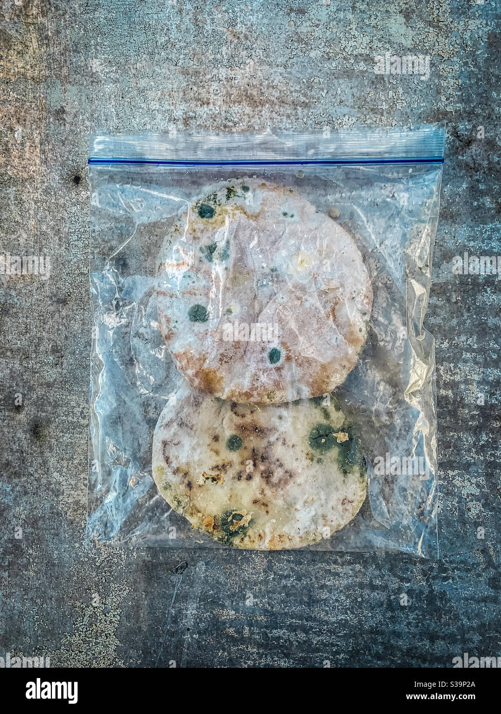 Formen von flachem Brot in einer Plastiktüte Stockfoto