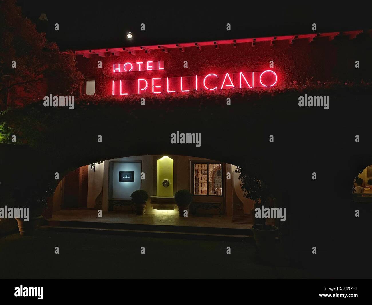Hotel Il Pellicano Eingang in der Nacht - Smartphone-aufgenommenes Stockfoto