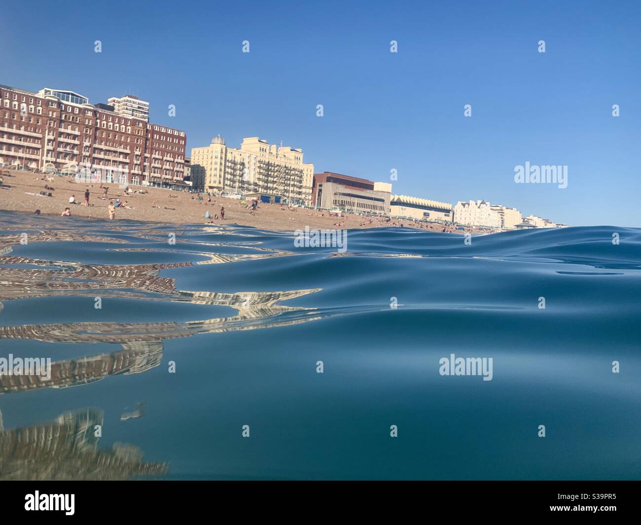 Blick auf Brighton Beach vom Wasser aus Stockfoto