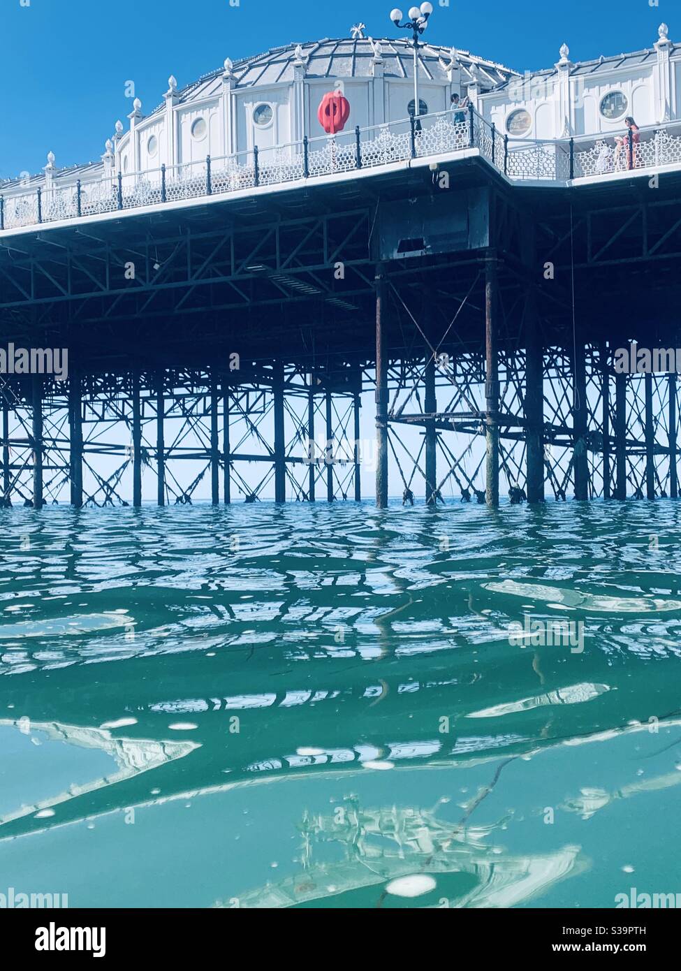 Blick auf Brighton Pier vom Wasser aus Stockfoto