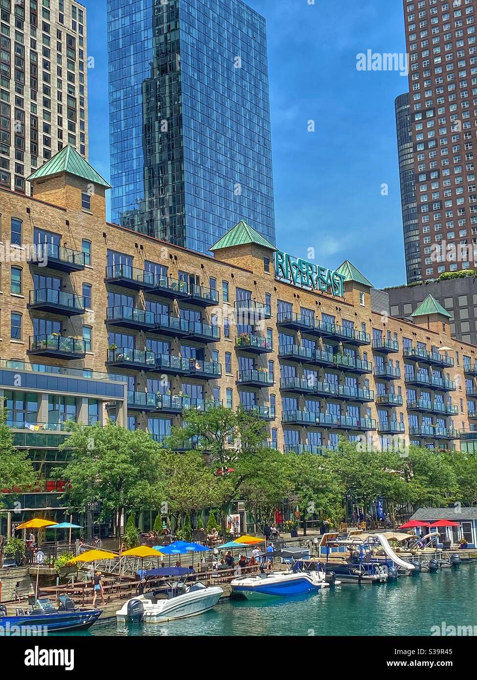 River East Wohnanlage Gebäude entlang Chicagos Riverwalk Linien mit Restaurants und Booten auf dem Fluss. Stockfoto