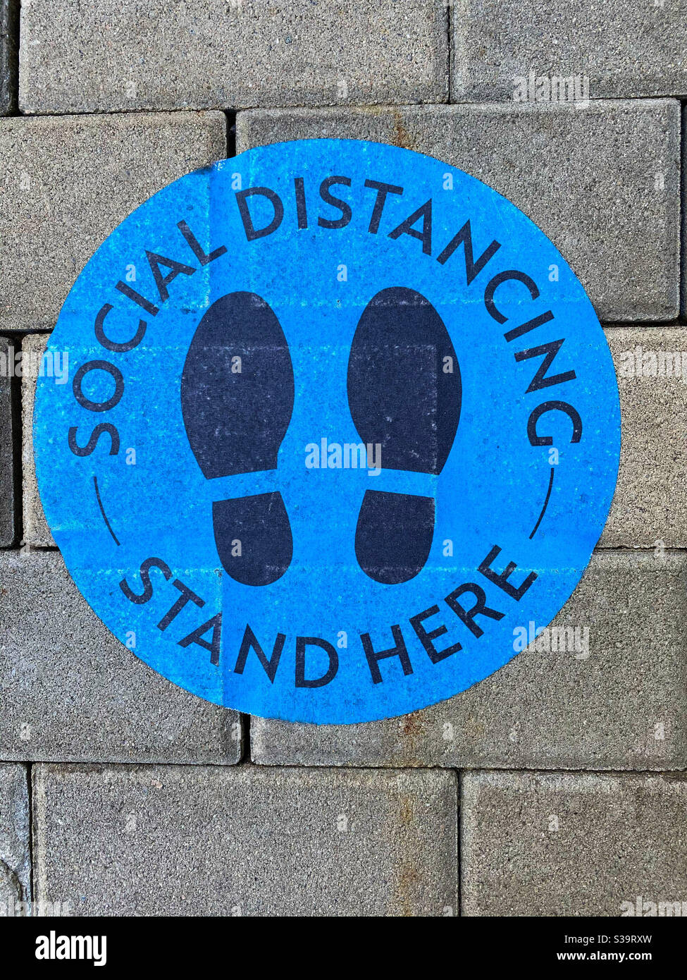 Social Distancing Signage - Smartphone-aufgenommenes Stockfoto