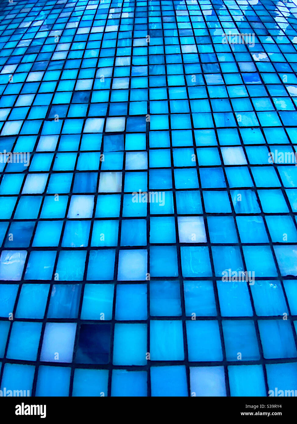 Gitter aus blauen und weißen Keramikfliesen Stockfoto