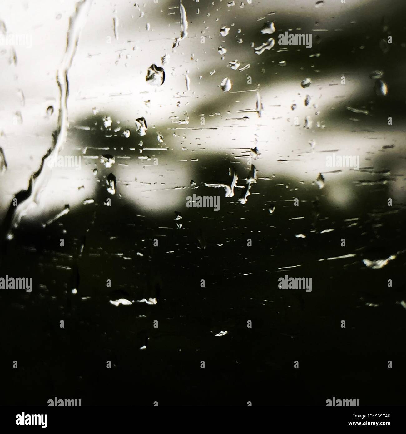 Regenwasser auf einem Fenster an einem nassen Wintertag Stockfoto
