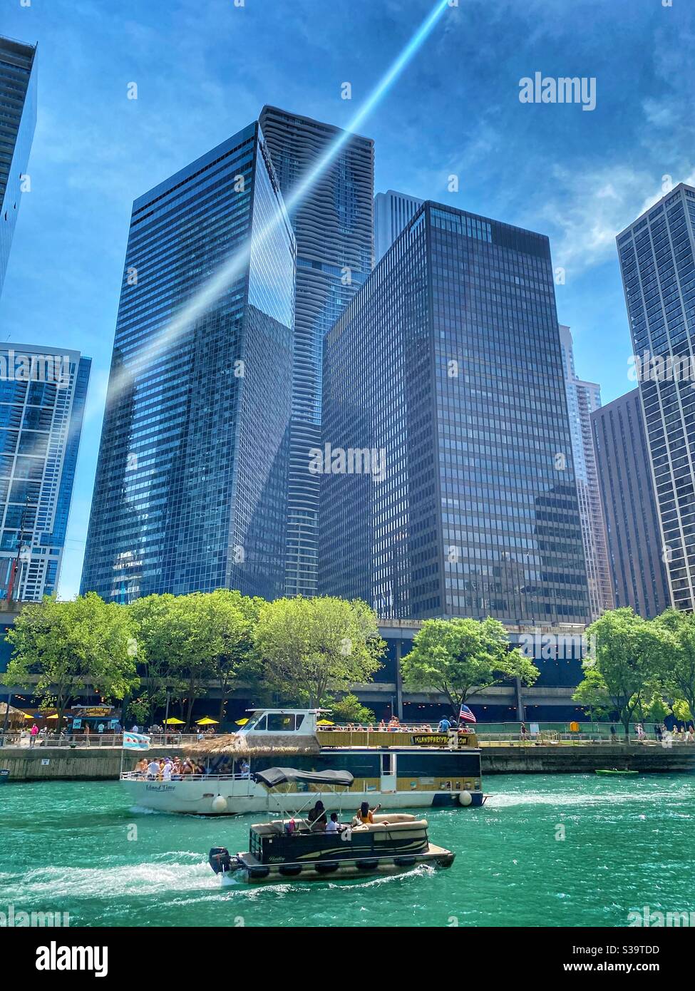 Chicago River und moderne Architektur in der Innenstadt Stockfoto