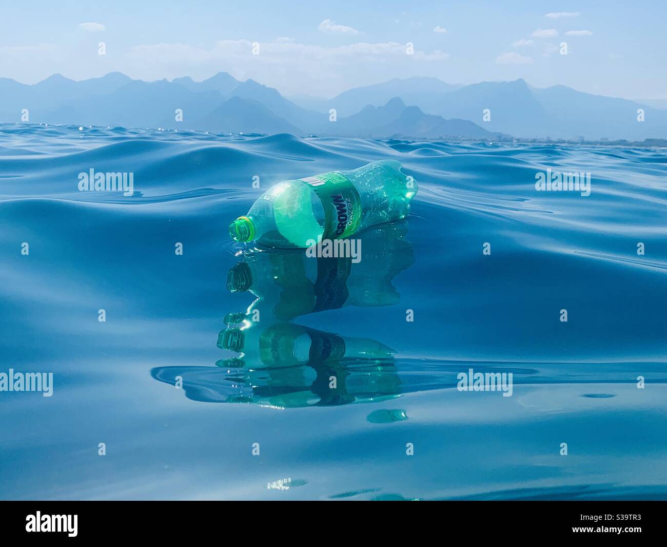 Wasserflasche schwimmt auf dem Mittelmeer - Smartphone-aufgenommenes Stockfoto