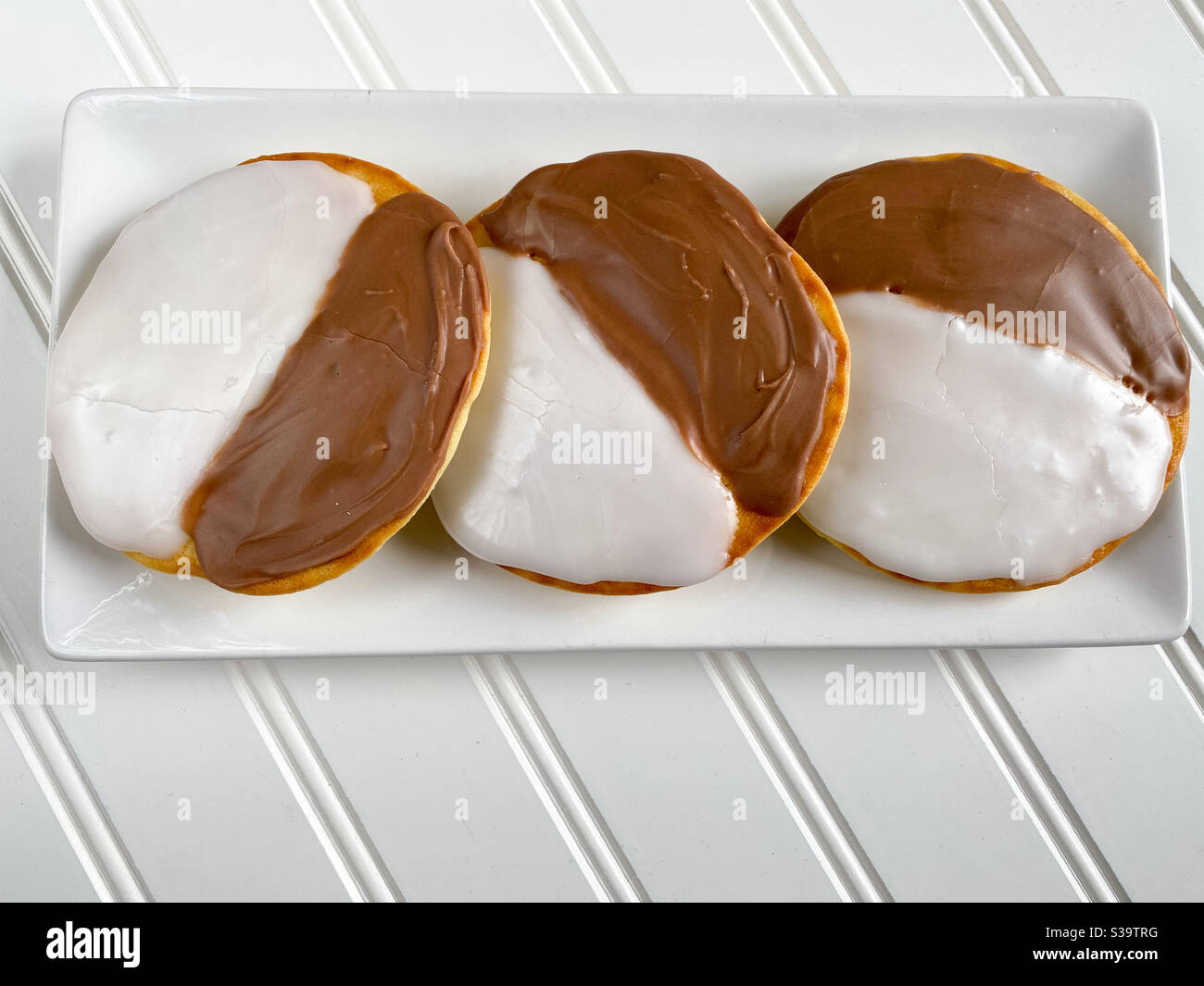 New York City Deli Stil schwarz und weiß Cookies auf einer weißen Oberfläche. Stockfoto