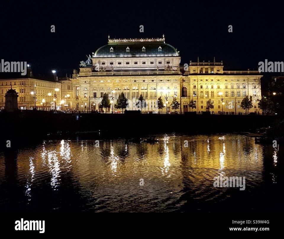 Prager Theater, beleuchtet in der Nacht, Lichter, Reflexion auf dem Fluss, schön Stockfoto