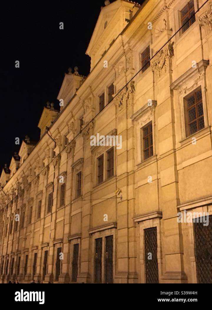 Prag Reihe von Gebäuden beleuchtet in der Nacht, orange Stockfoto