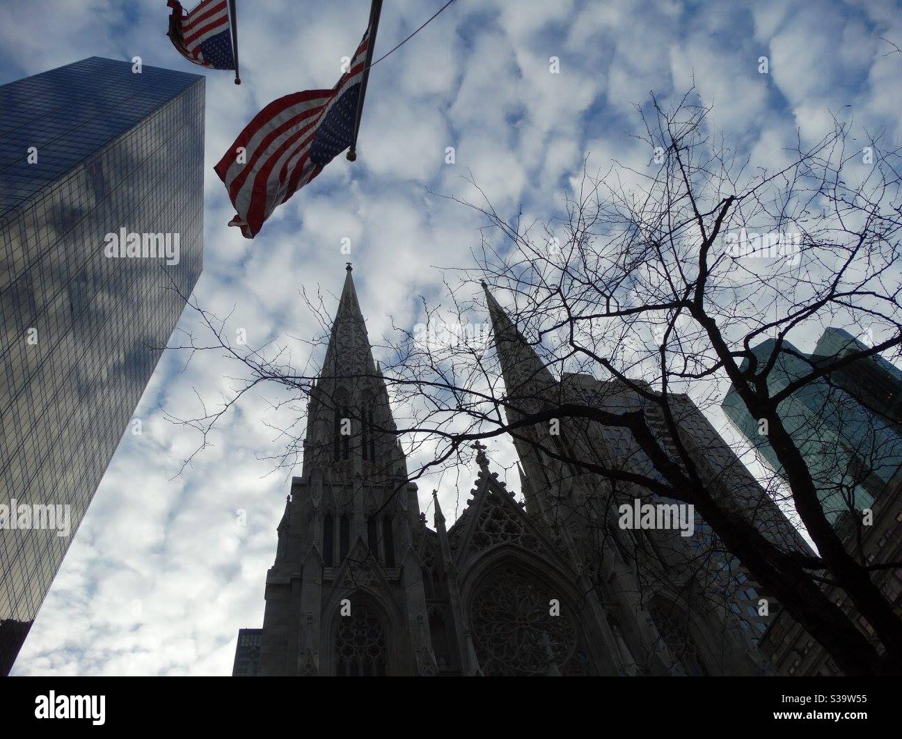 New Yorker Himmel mit Sternen und Streifen, bewölktem Tag, gemustert Stockfoto