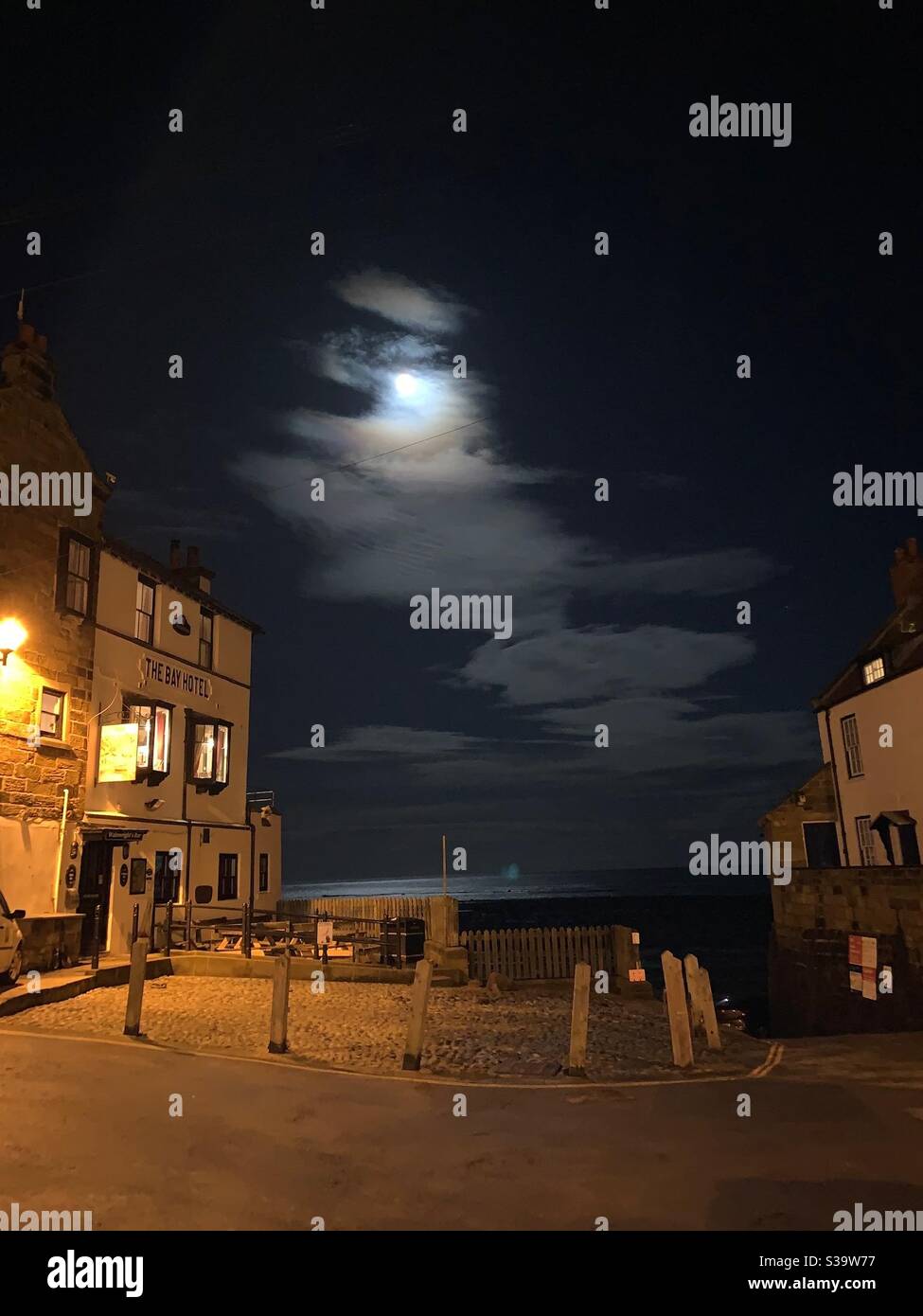 Mondaufgang in Robin Hoods Bay, Nachtzeit, Mondschein Stockfoto