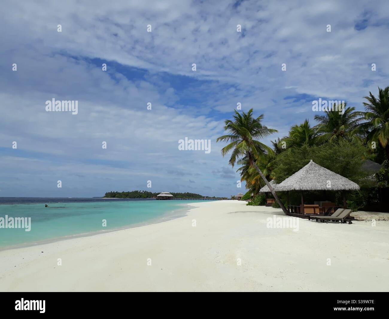 Malediven Strand Palmen und Strandhütte und Liegen. Am Meer Stockfoto