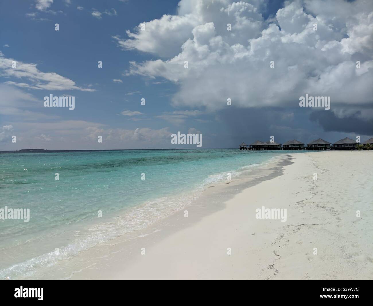 Malediven einsamer Strand, weißer Sand blaues Meer Stockfoto