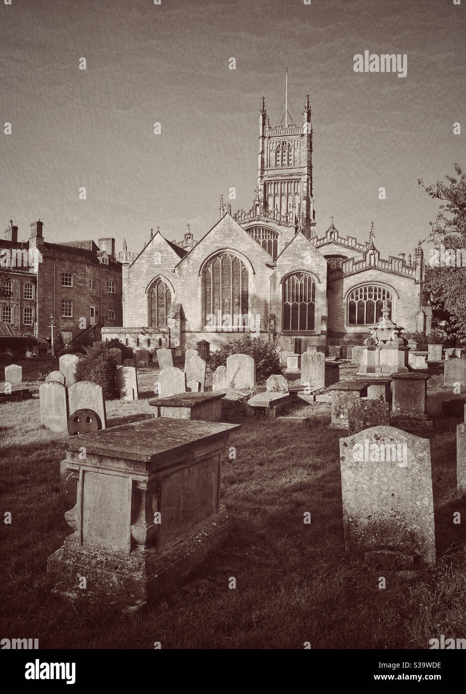 Die Graveyard & Parish Church of St. John Baptist in Cirencester, England. Eine der schönsten anglikanischen Kirchen in den Cotswolds. Bildnachweis - ©️ COLIN HOSKINS. - Smartphone-aufgenommenes Stockfoto