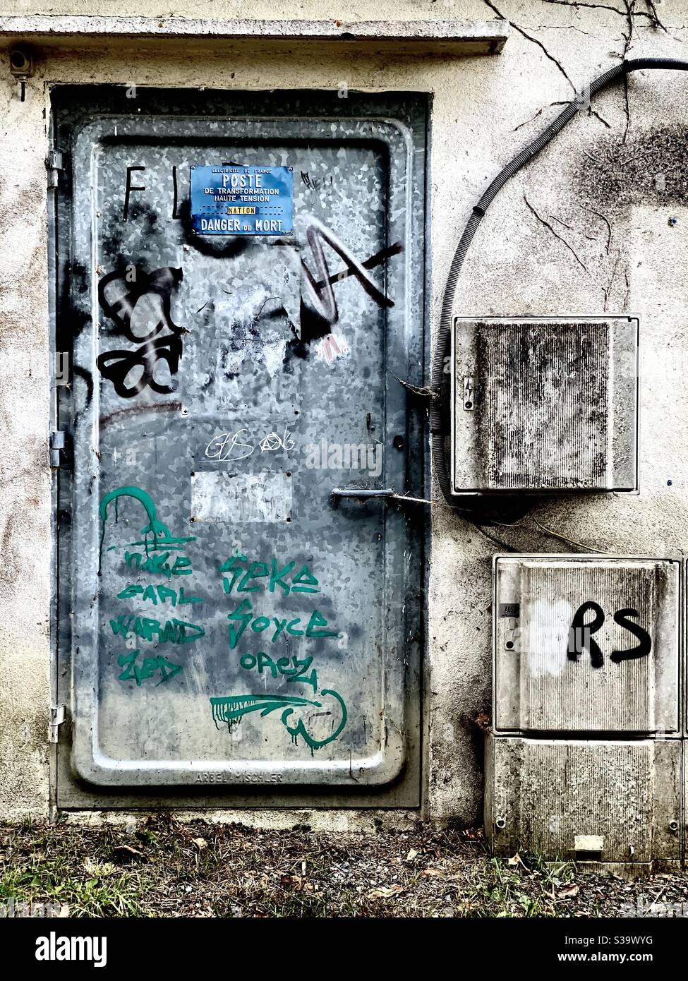 Graffiti an der Tür - Smartphone-aufgenommenes Stockfoto