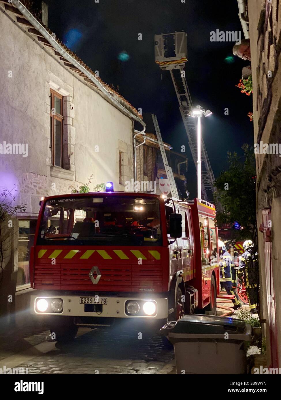 Französische Feuerwehr, die bei einem Notfall zugeht Stockfoto