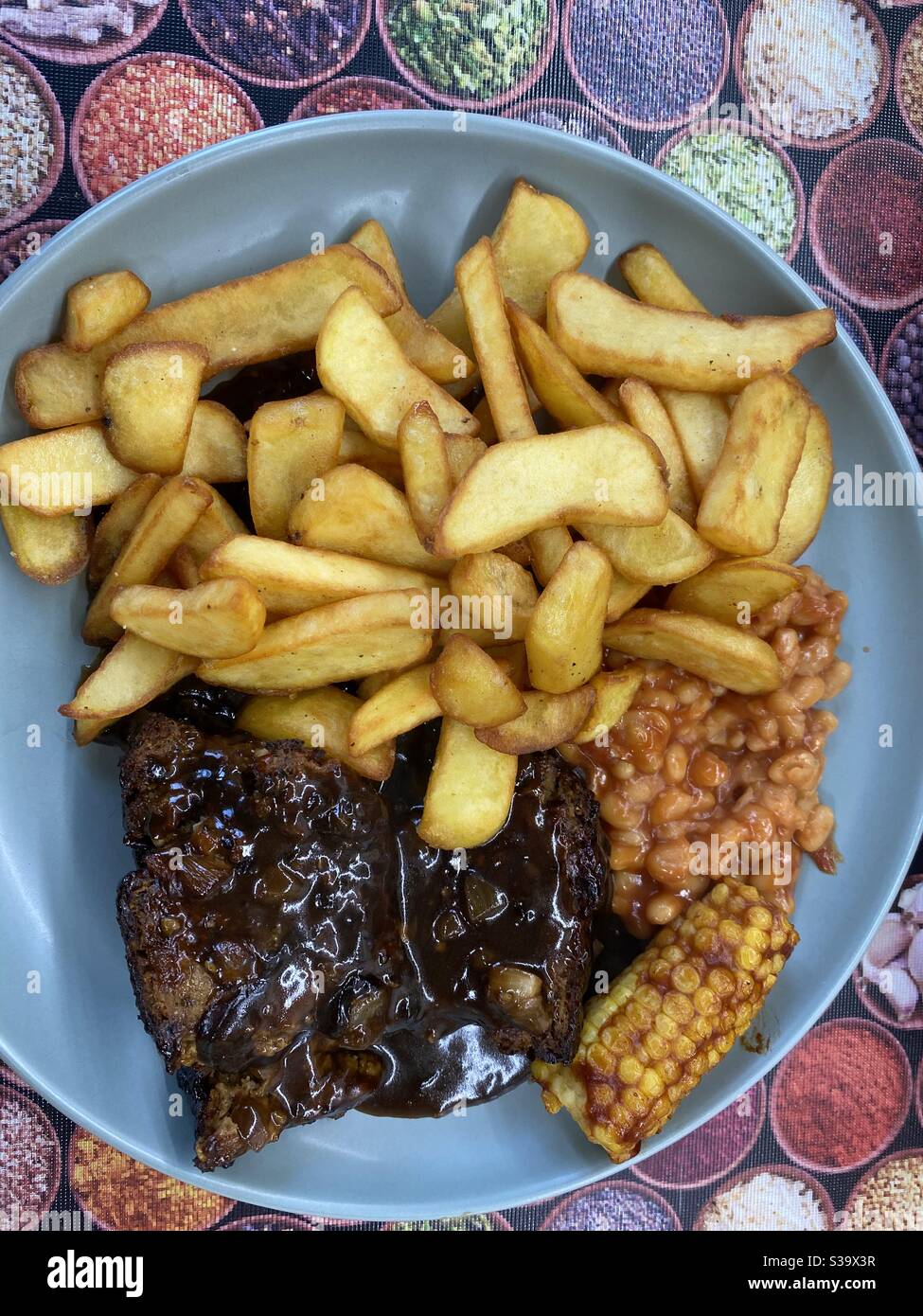Hausgemachter BBQ-Hackbraten, Zwiebelsoße, Steak Fries und hausgemachter Mais und Bohnen - Smartphone-aufgenommenes Stockfoto