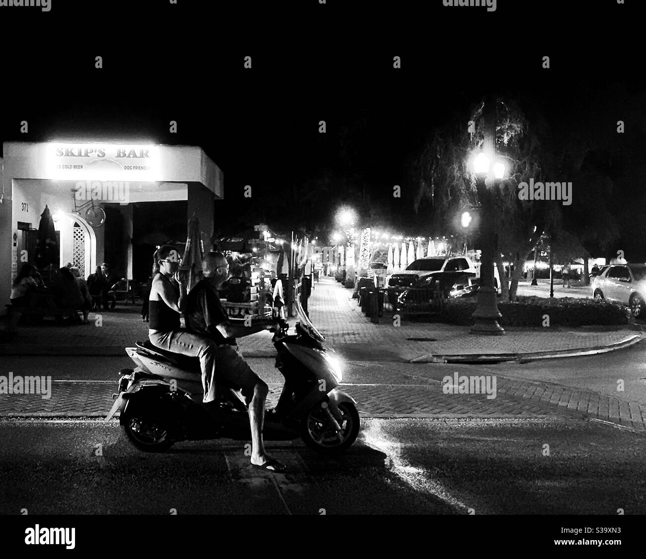 Straßenfotografie: Dienstag Abend auf Main St., Dunedin, FL Stockfoto