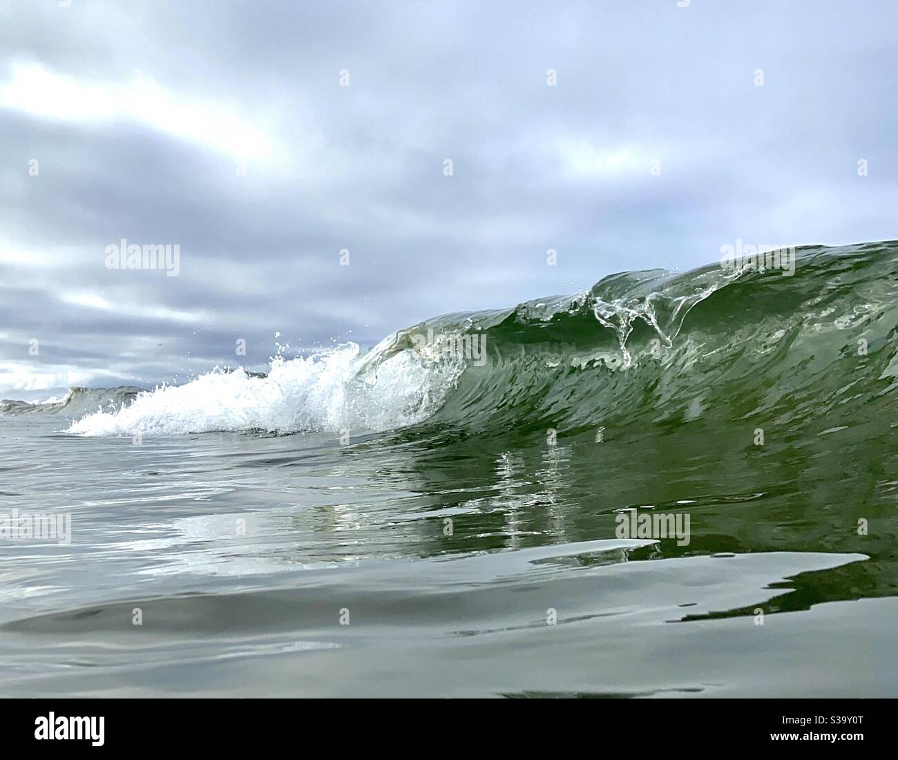 Wellen brechen und surfen in Long Beach, Washington Stockfoto