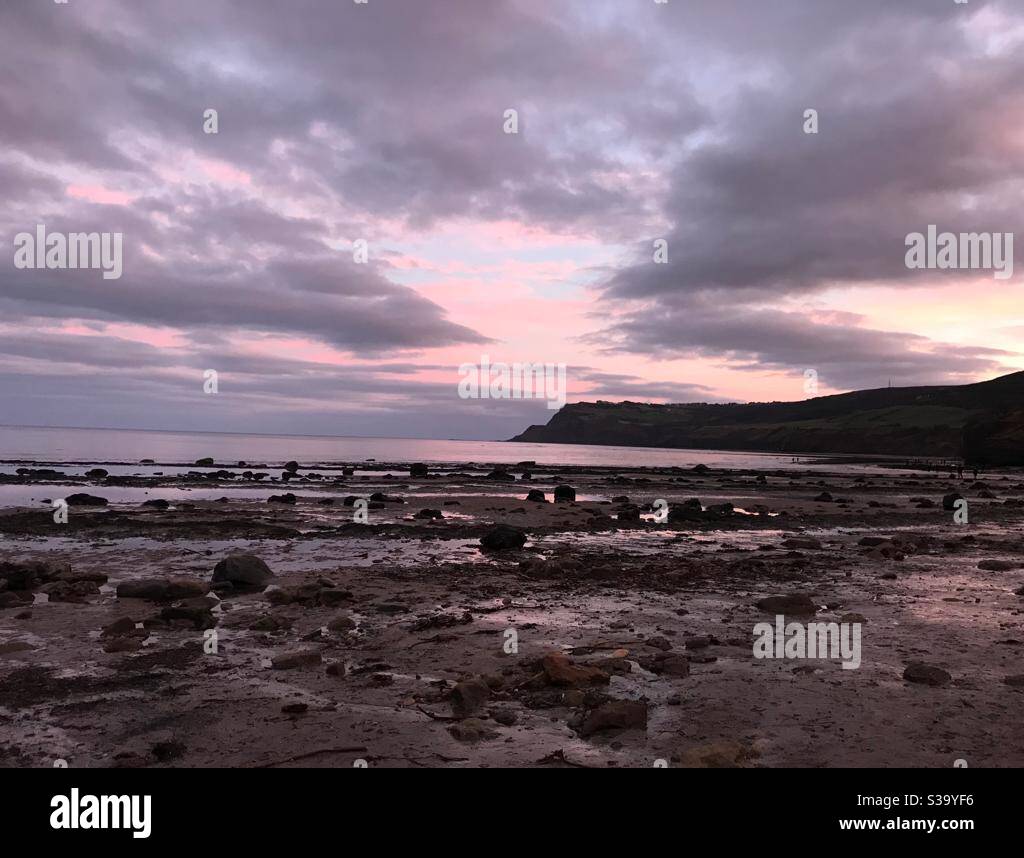 Robin Hoods Bay Sonnenuntergang lila, Meer und Felsen, Stockfoto