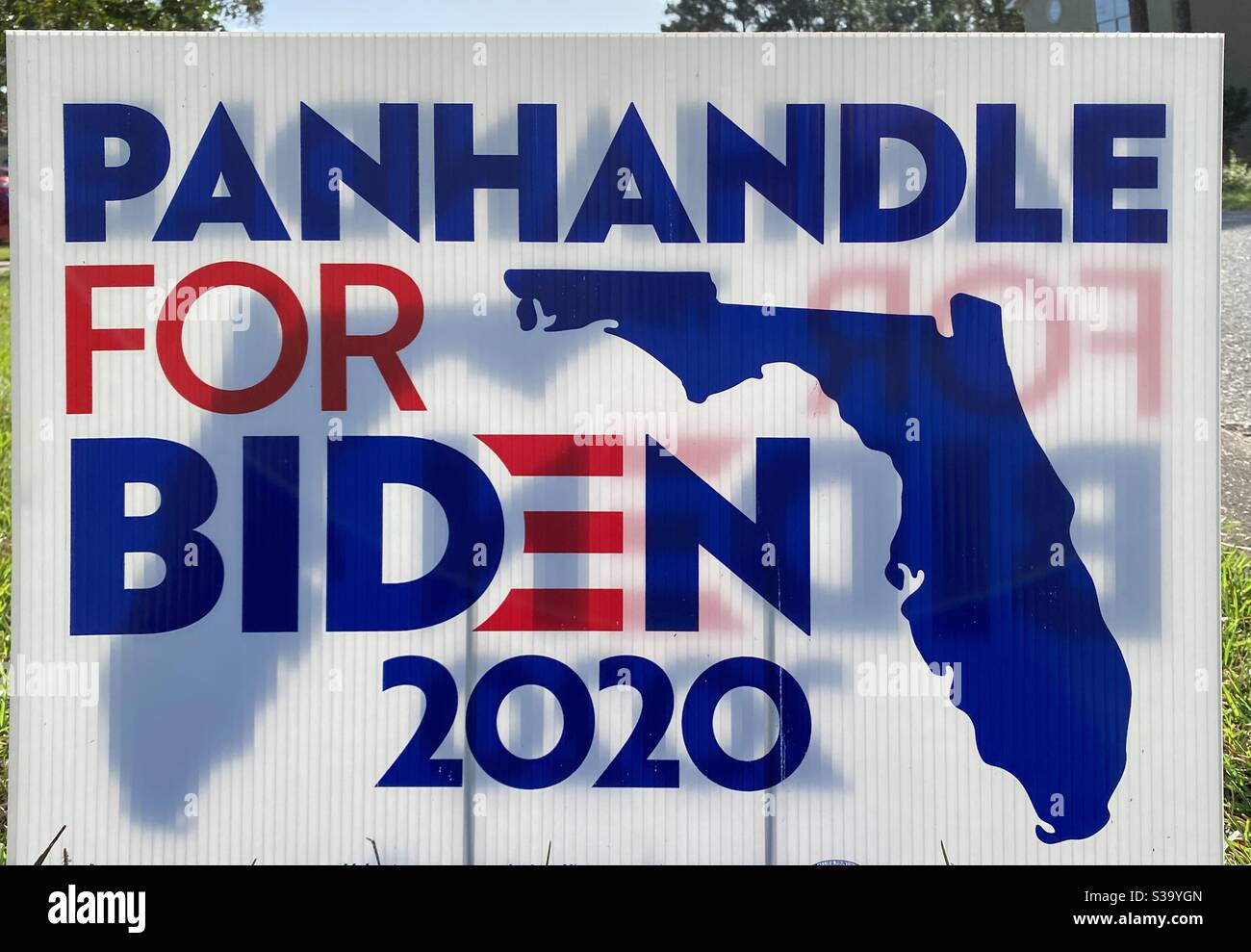 Outdoor politisches Zeichen für Biden kommenden Präsidentschaftswahl USA 2020 Stockfoto