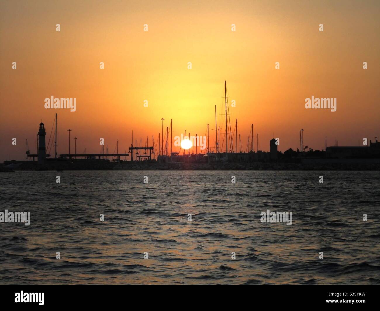Sonnenuntergang über dem Dock in der Türkei, orange, klarer Himmel, über dem Meer Stockfoto