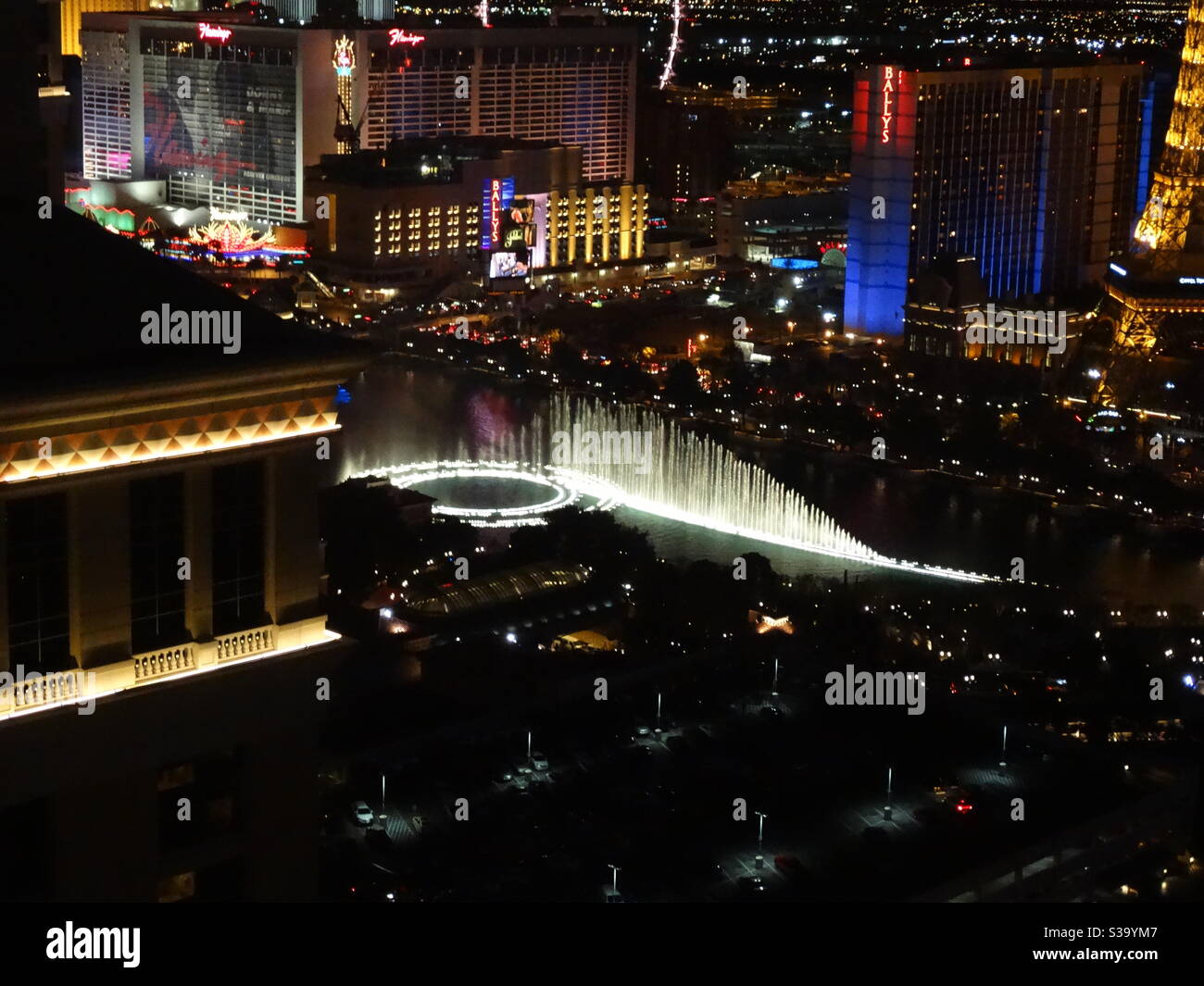 Bellagio Brunnen in der Nacht beleuchtet in Las Vegas, schöner hoher Aussichtspunkt Stockfoto