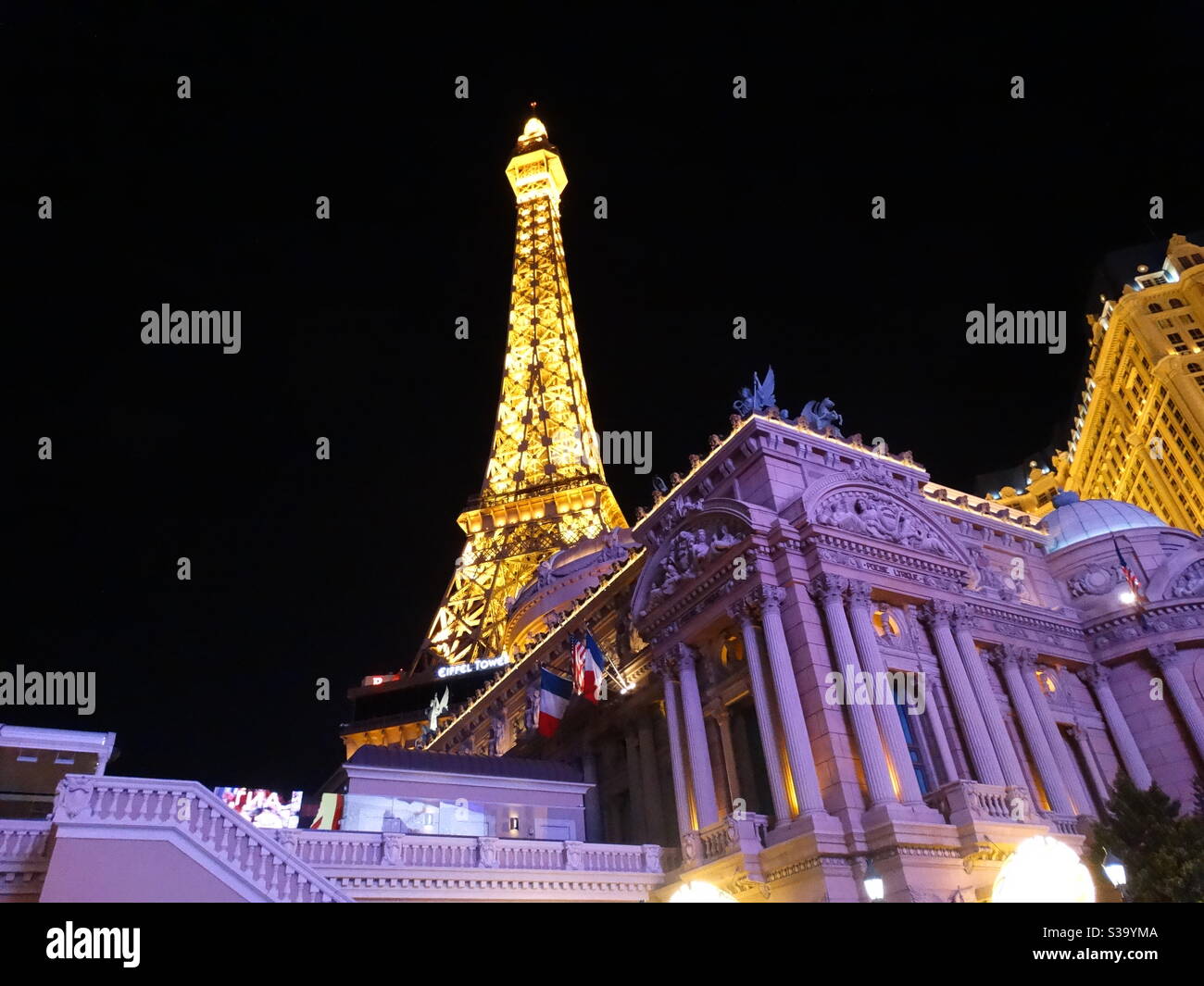 Der Eiffelturm von Las Vegas ist nachts beleuchtet Stockfoto